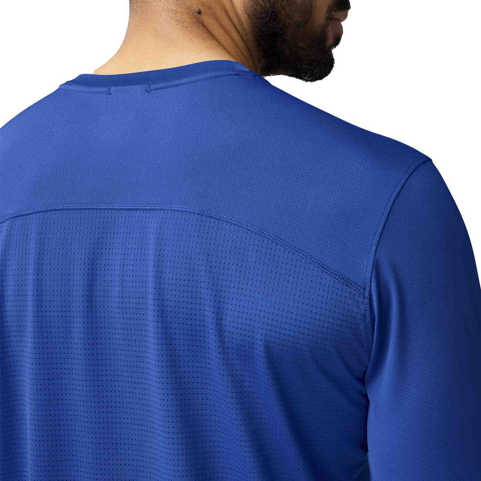 Back view of a model wearing the Brooks Men's Atmosphere Long Sleeve 3.0 in the Neo Blue colourway. (8575021514914)