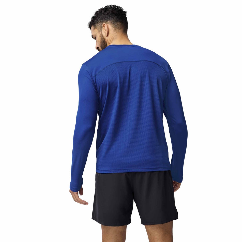 Back view of a model wearing the Brooks Men's Atmosphere Long Sleeve 3.0 in the Neo Blue colourway. (8575021514914)
