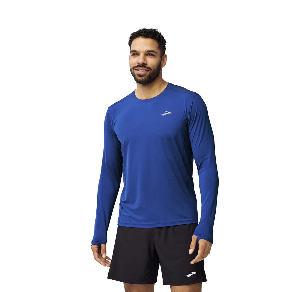 Front view of a model wearing the Brooks Men's Atmosphere Long Sleeve 3.0 in the Neo Blue colourway. (8575021514914)