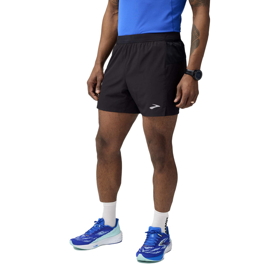 Front view of a model wearing the Brooks Men's Journey 5