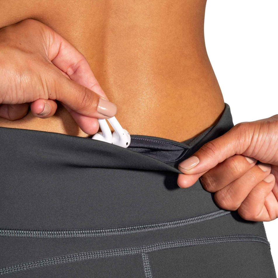 A model showing the centre back pocket on a pair of Brooks Women's Run Visible Thermal Tights (8065569194146)
