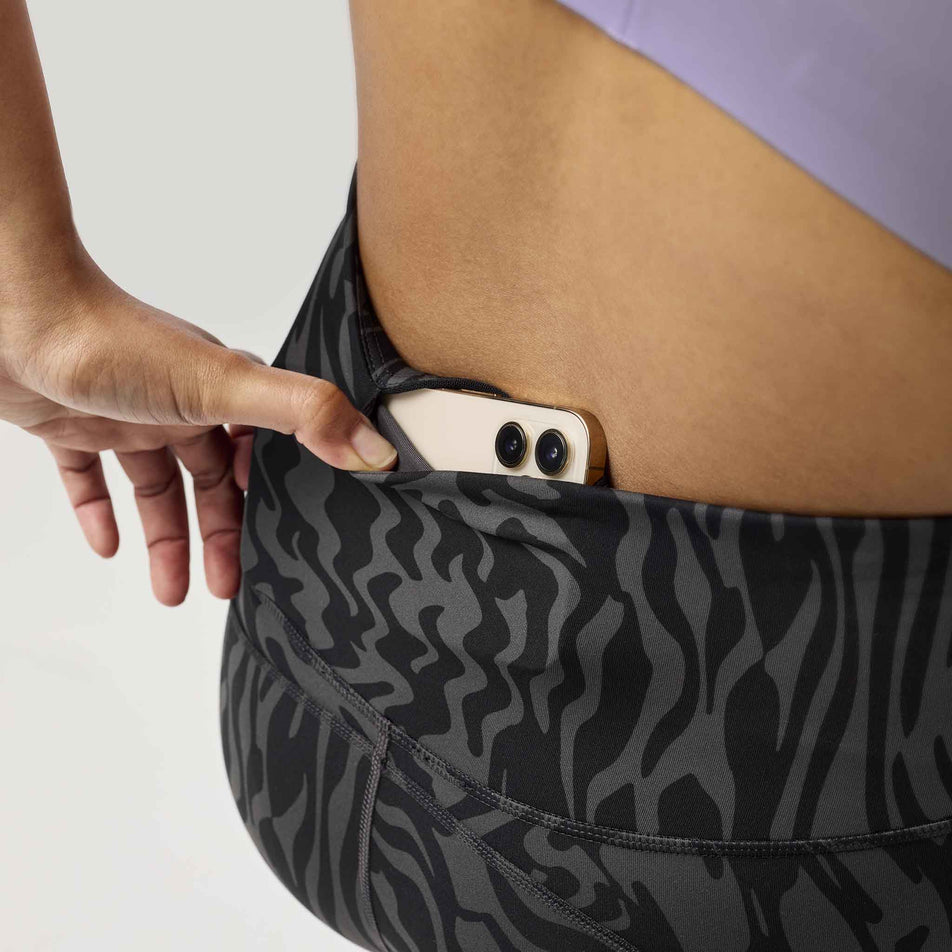 The stash pocket at the back of the Brooks Women's Spark Tight in the Obsidian Speedscape colourway. (8575025152162)