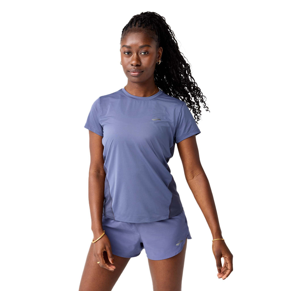 Front view of a model wearing the Brooks Women's Sprint Free Short Sleeve 3.0 in the Nightshadow/Dk Nightshadow colourway. (8718905606306)