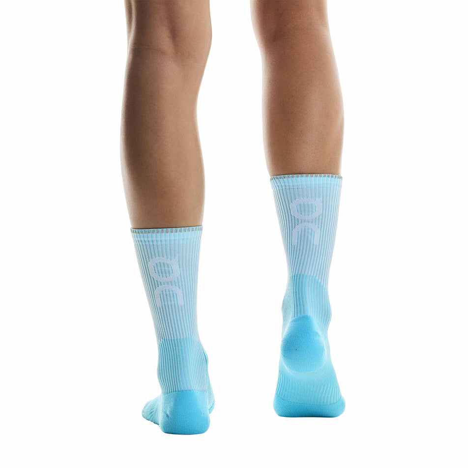 Back view of a model wearing the On Unisex Performance Run Sock High in the Horizon/White colourway. (8717340737698)