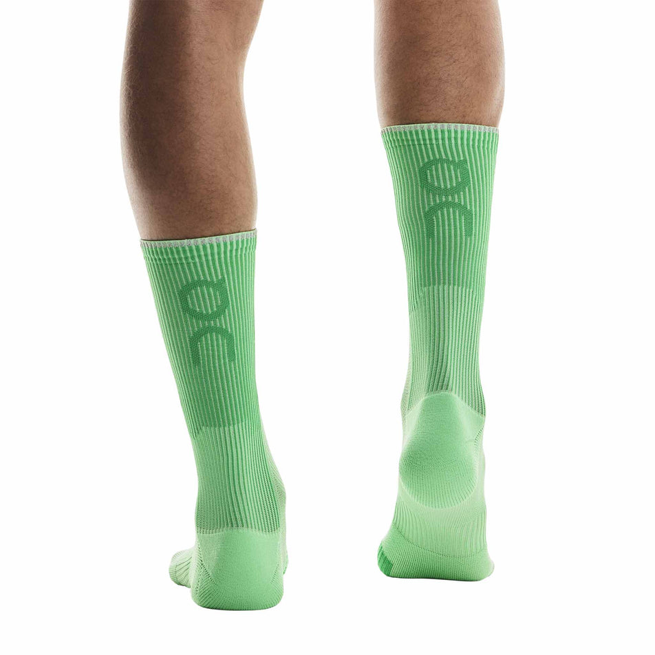 Back view of a model wearing the On Unisex Performance Run Sock High in the Honeydew/Parsley colourway. (8717316260002)