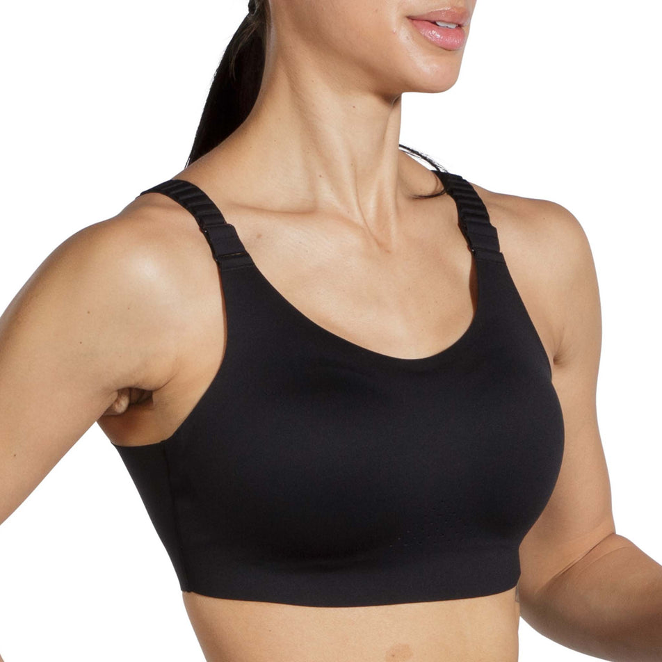 Close-up of a model wearing a Brooks Women's Scoopback 2.0 Sports Bra in the Black colourway. Front view. (8636841099426)