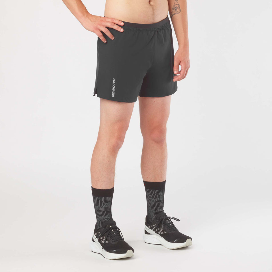 Front view of a model wearing the Salomon Men's Cross 5