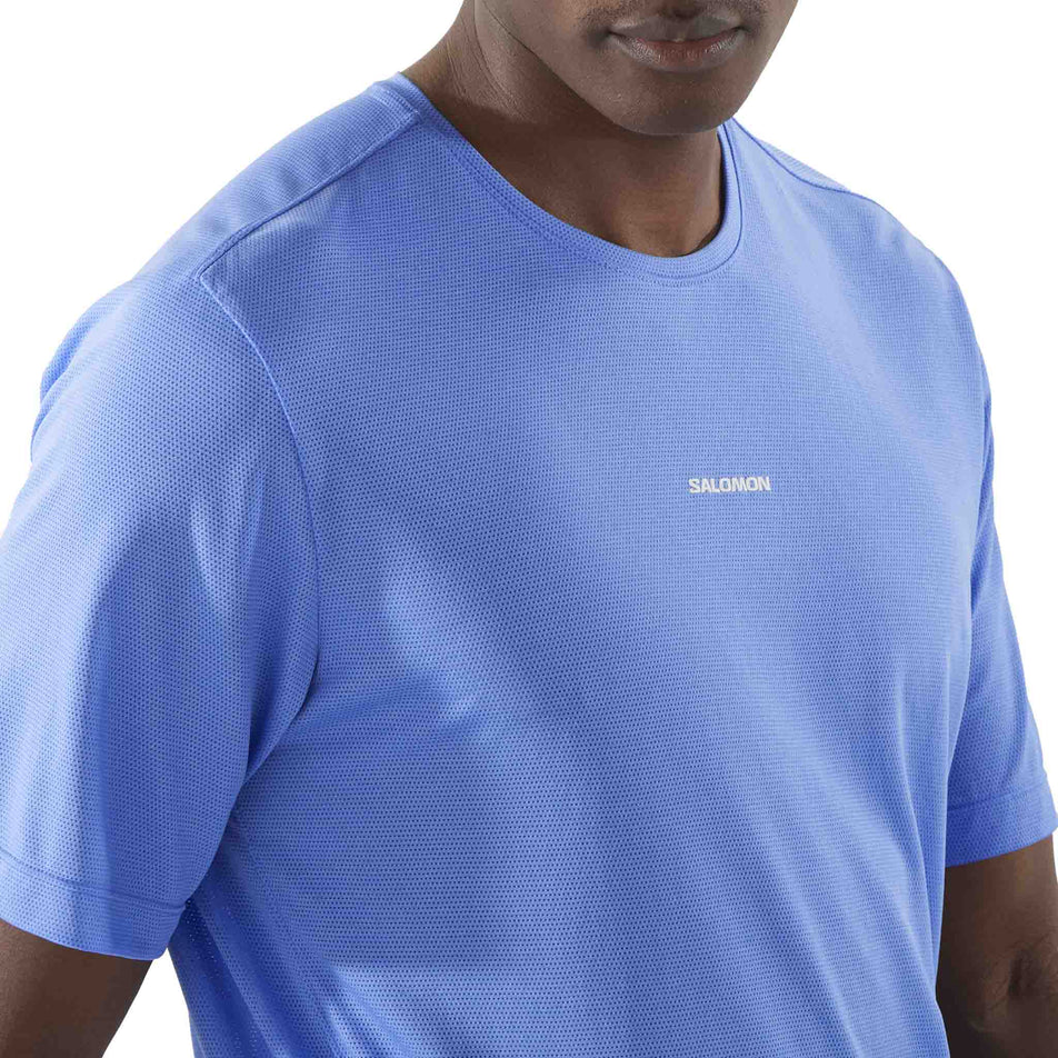 Cose up of the front of the Salomon Men's SHKout Core Short Sleeve T-Shirt in the Ultramarine colourway. (8577971421346)