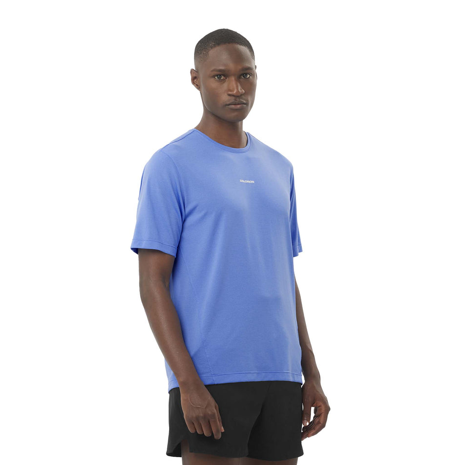 Front view of a model wearing the Salomon Men's SHKout Core Short Sleeve T-Shirt in the Ultramarine colourway. (8577971421346)