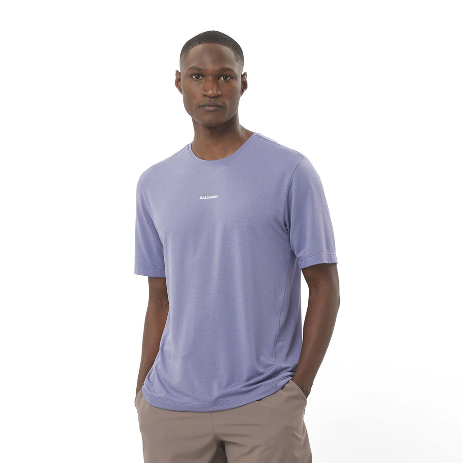 Front view of a model wearing the Salomon Men's SHKout Core Short Sleeve T-Shirt in the Blue Granite colourway. (8575590105250)