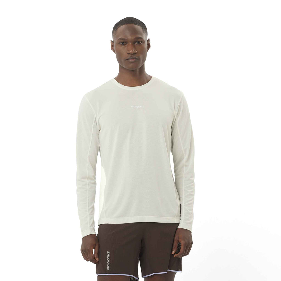 Front view of a model wearing the Salomon Men's SHKout Core Long Sleeve T-Shirt in the Icicle colourway. (8575596200098)