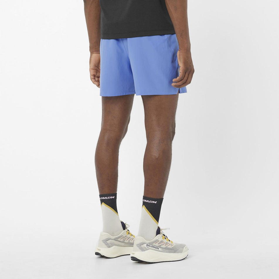 Back view of a model wearing the Salomon Men's SHKout Easy 5