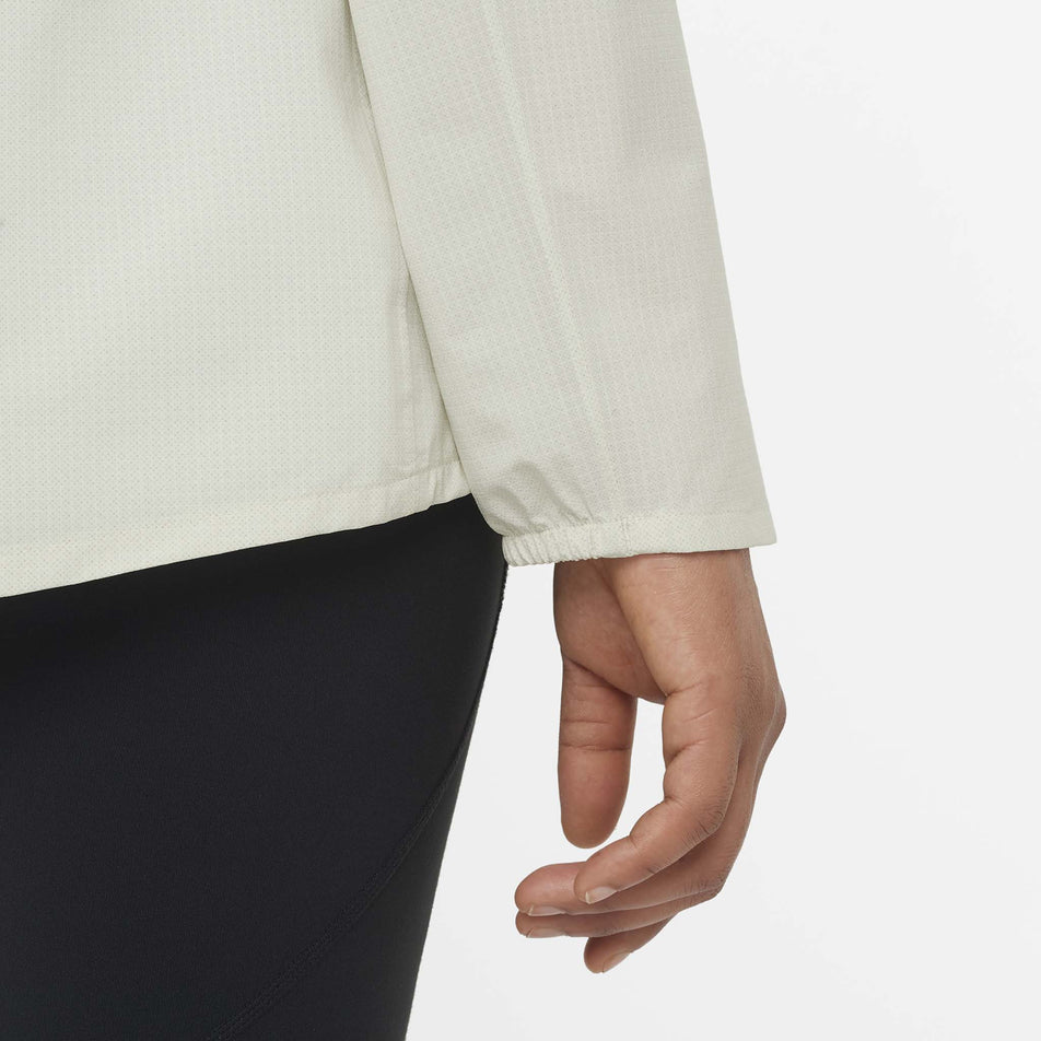 Close-up of the end of the right sleeve on the Salomon Women's Bonatti Trail Shell Jacket in the Icicle colourway. (8576408846498)