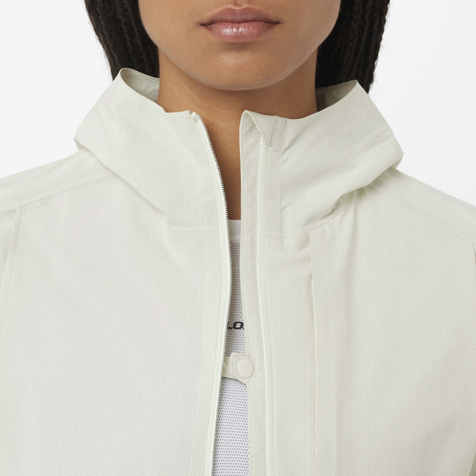 The smart vent button on the front of the Salomon Women's Bonatti Trail Shell Jacket in the Icicle colourway. (8576408846498)