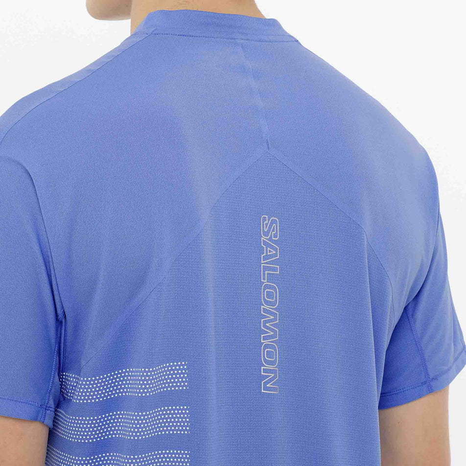 Close up of the back of the Salomon Men's Sense Aero Graphic Short Sleeve T-Shirt in the Ultramarine/White colourway. (8577960771746)