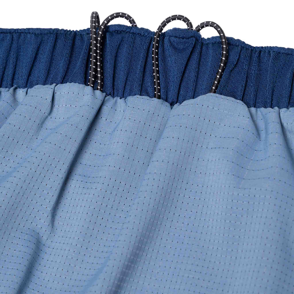 Close-up view of the gel loops on the Ronhill Men's Tech Race Twin Short in Lake/Dark Navy colourway. (8565238464674)