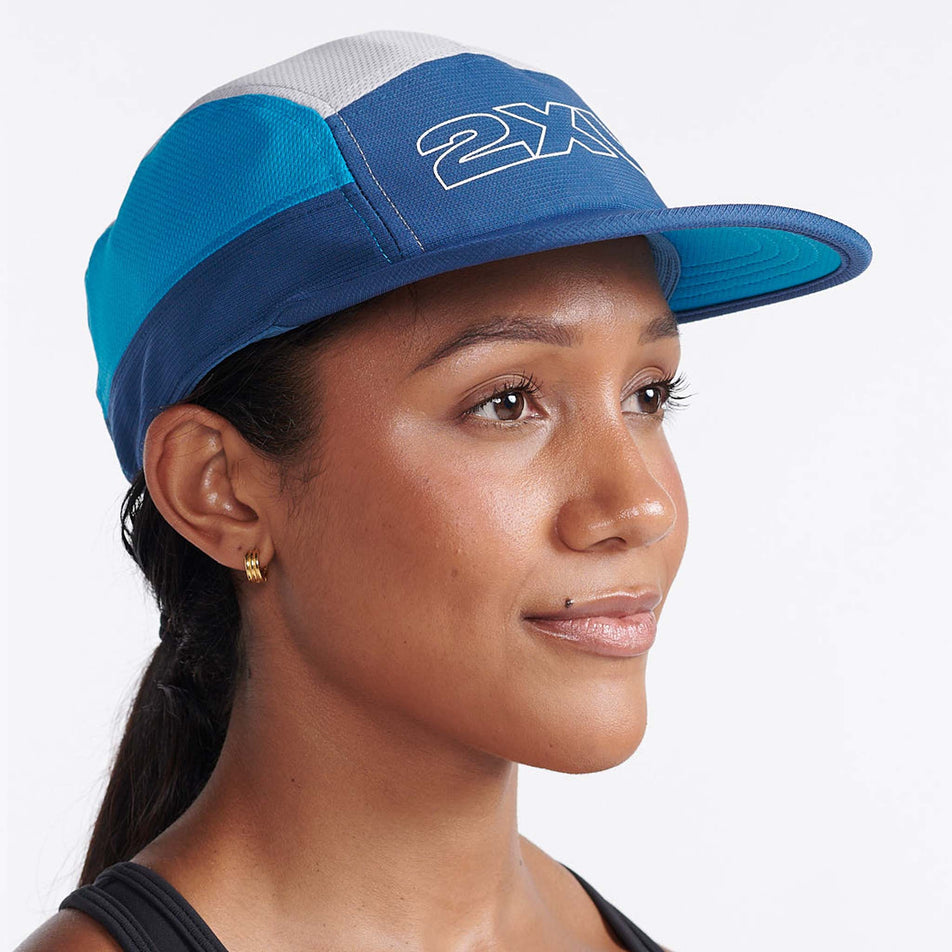 A model wearing a 2XU Unisex Light Speed Cap in the Majol/Seaport colourway (8149293432994)